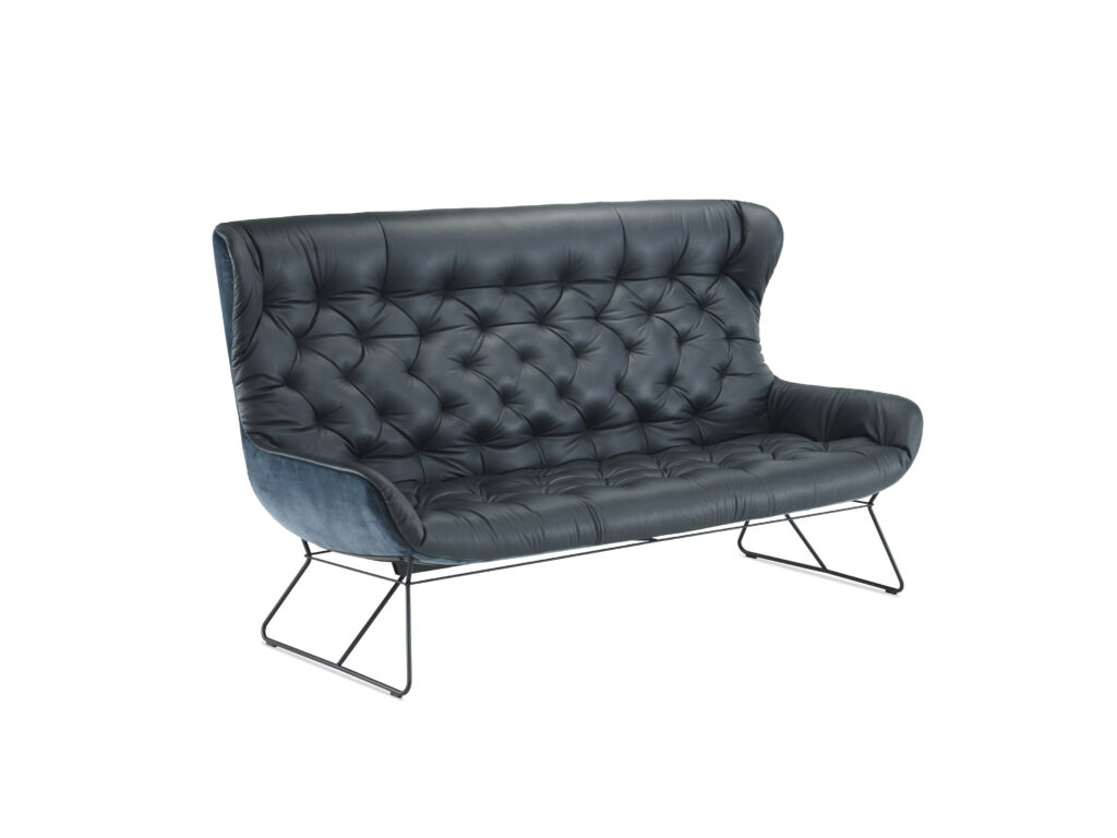 Leya_Wingback-Couch_1-1_ME001_Opium-Carbon-Chesterfield_Harald-182_front